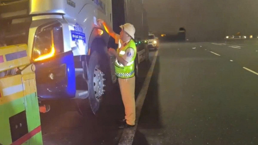 Chủ xe và tài xế bị phạt 77 triệu đồng do không bằng lái vẫn đi trên cao tốc